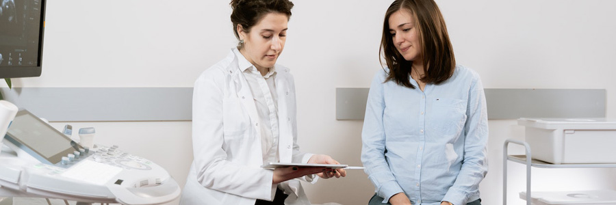 Pregnant woman consulting her doctor